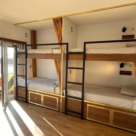 33 - Youth 18 To 35 Only Хостел *