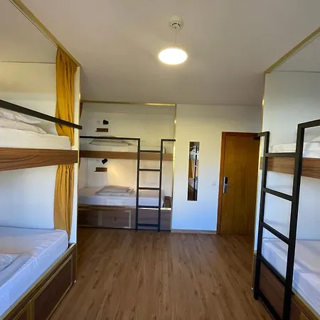 Hostel 33 *