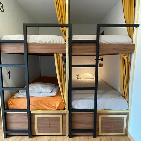 Хостел 33 - Youth 18 To 35 Only Балеал