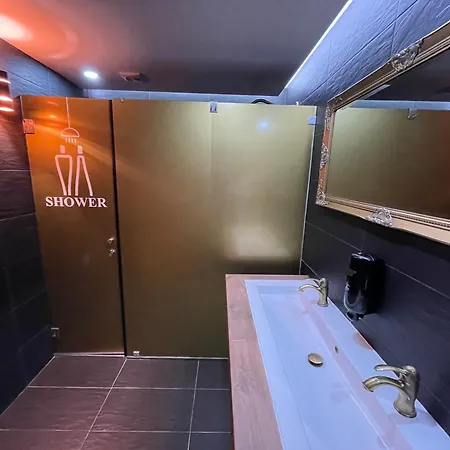 33 - Youth 18 To 35 Only Хостел *