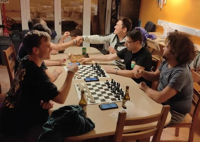 33 - Youth 18 To 35 Only Хостел Балеал