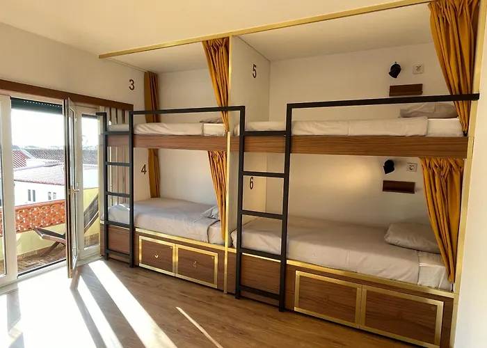 33 - Youth 18 To 35 Only Хостел *