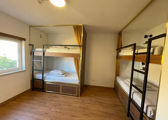 33 - Youth 18 To 35 Only Хостел Балеал