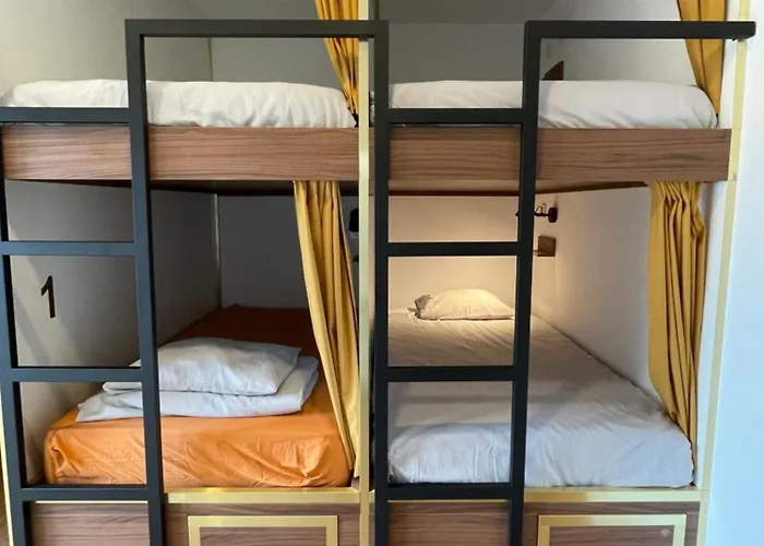 Хостел 33 - Youth 18 To 35 Only Балеал