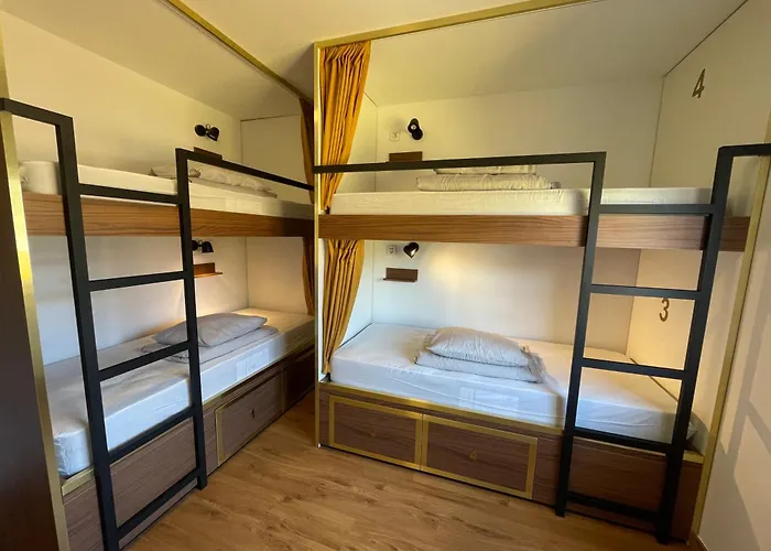 33 - Youth 18 To 35 Only Albergue Baleal