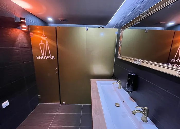 33 - Youth 18 To 35 Only Хостел *