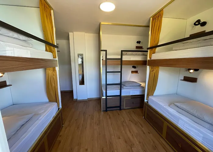 Albergue 33 - Youth 18 To 35 Only