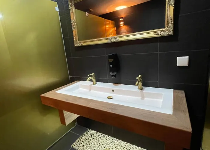 33 - Youth 18 To 35 Only Балеал